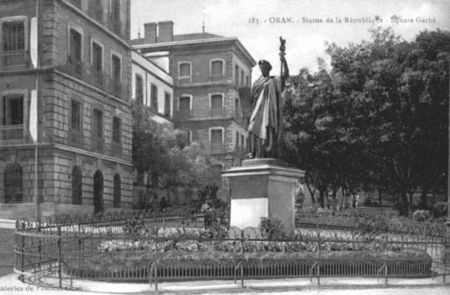 002_Statue_des_Lois_et_Gendarmerie