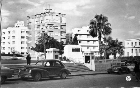 Mostaganem_028__place_mairie_et_monument_aux_morts