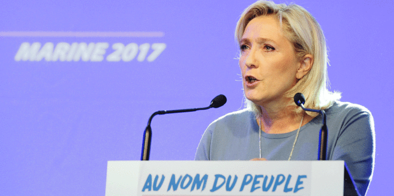 A-Frejus-Marine-Le-Pen-se-pose-en-candidate-du-peuple
