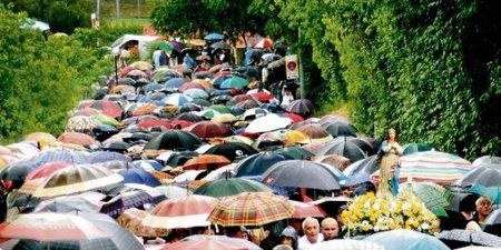 Procession sous la pluie