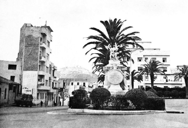 Oran- Gare- Monument aux morts- 02